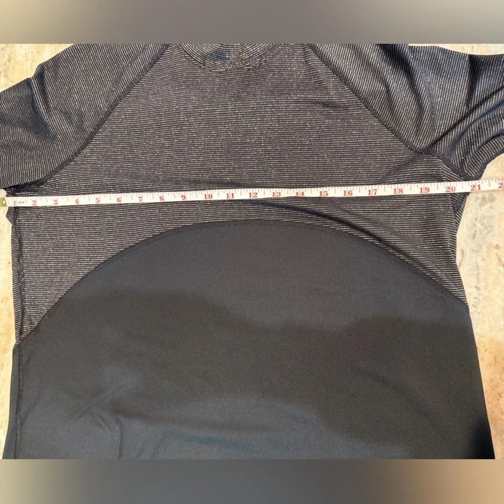 Women’s NWT NIKE Pro Dri-Fit Black/Gold metallic long sleeve top. Size XL